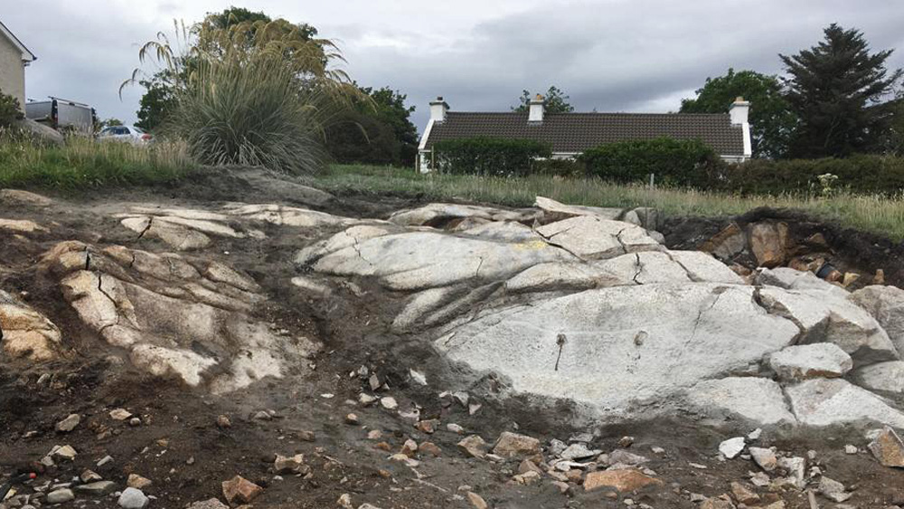 PORTNOO: Der härteste Granit in Irland wurde ausgegraben, wo ein 30-Tonnen-Bagger mit Steinbrecher nicht zurechtkam