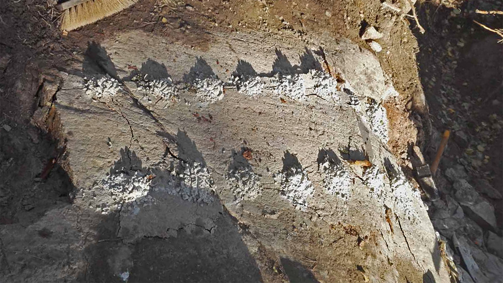 UUSIKAUPUNKI: Ausgraben eines Grabens in Granit, um die Kabel durch den Felsen zu führen