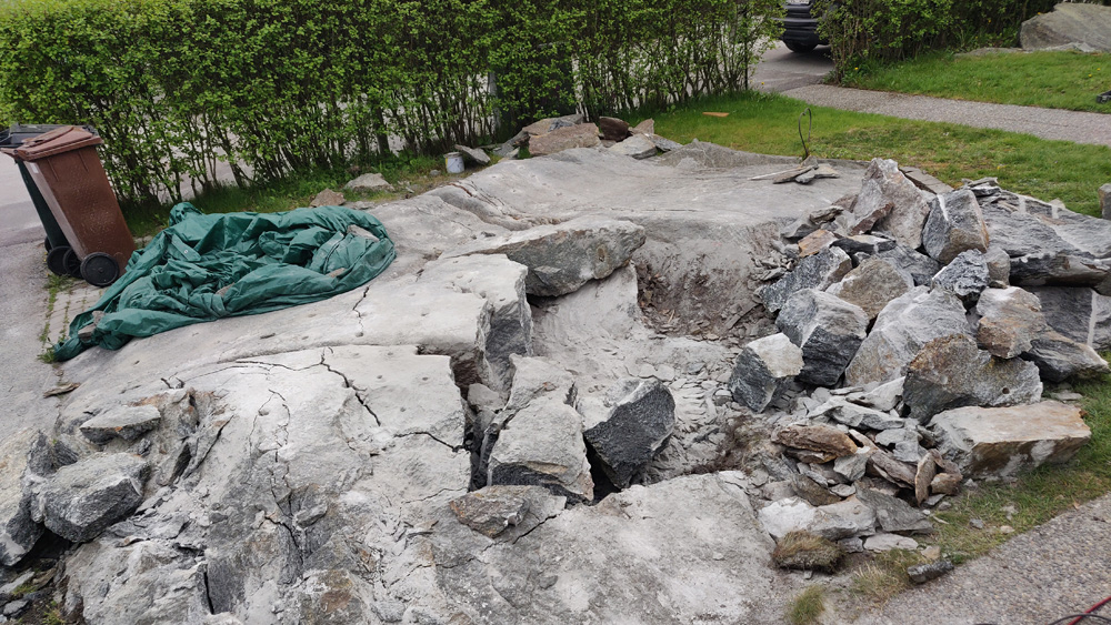 STENUNGSUND: Brechen und Entfernen von Steinen, um einen Parkplatz neben einem Haus zu schaffen