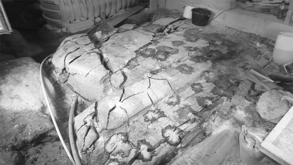 LANDVETTER: Fels sprengen und entfernen von zerbröselten Trümmerteilen aus dem Keller