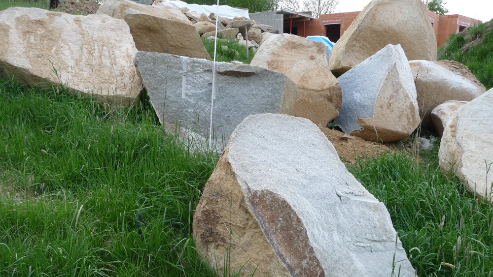 BÖBRACH: Spalten von Felsbrocken in kleinere Teile, die der Bagger aufnehmen kann