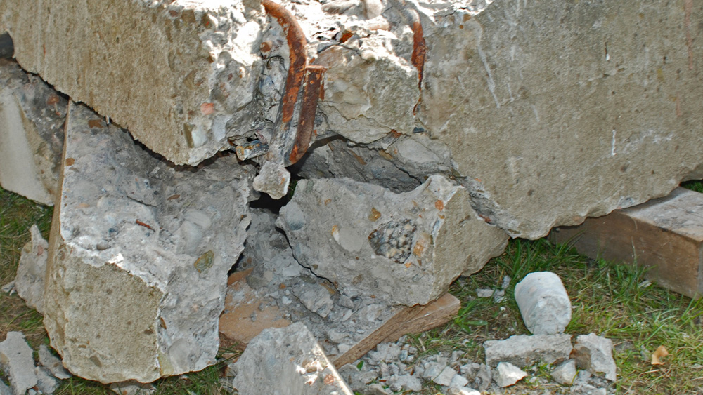 Test de demolition d'un panneau en béton armé au début du printemps - moins de 5o C