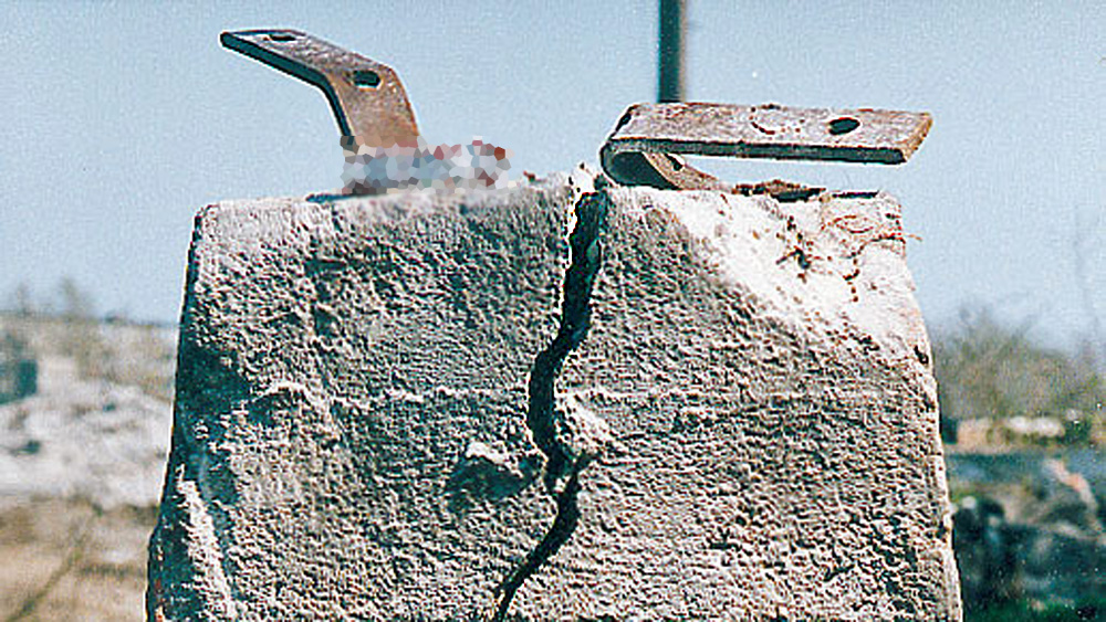 Sprenging av et betong pelehode