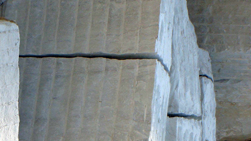 Odspajanie od calizny skalnej i dzielenie - rozłupywanie bloków marmurowych na części