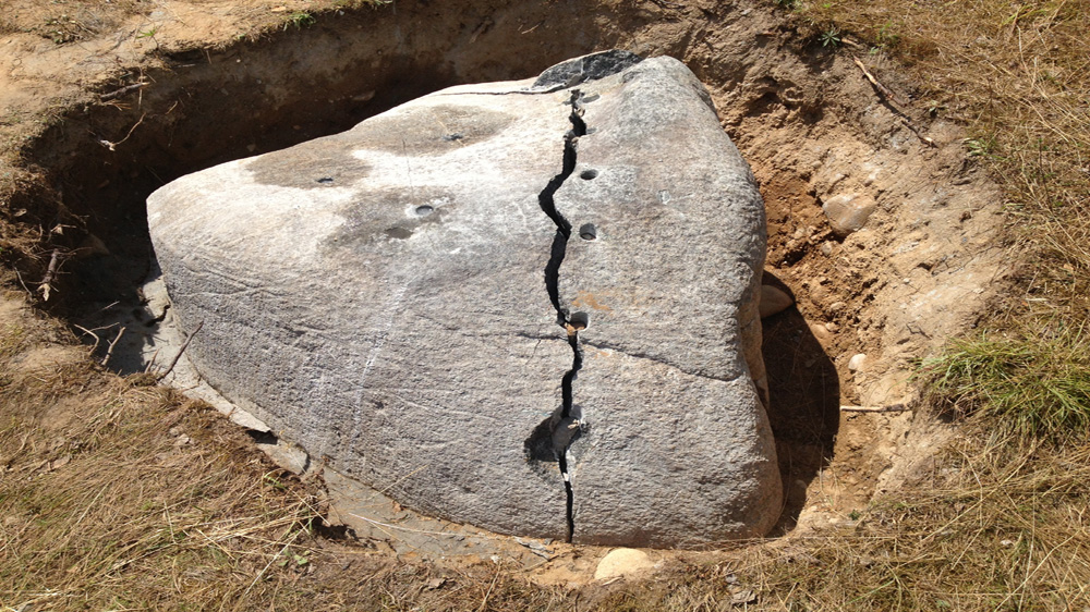 Podział - rozłupanie liniowe kamienia - głazu z szarego granitu