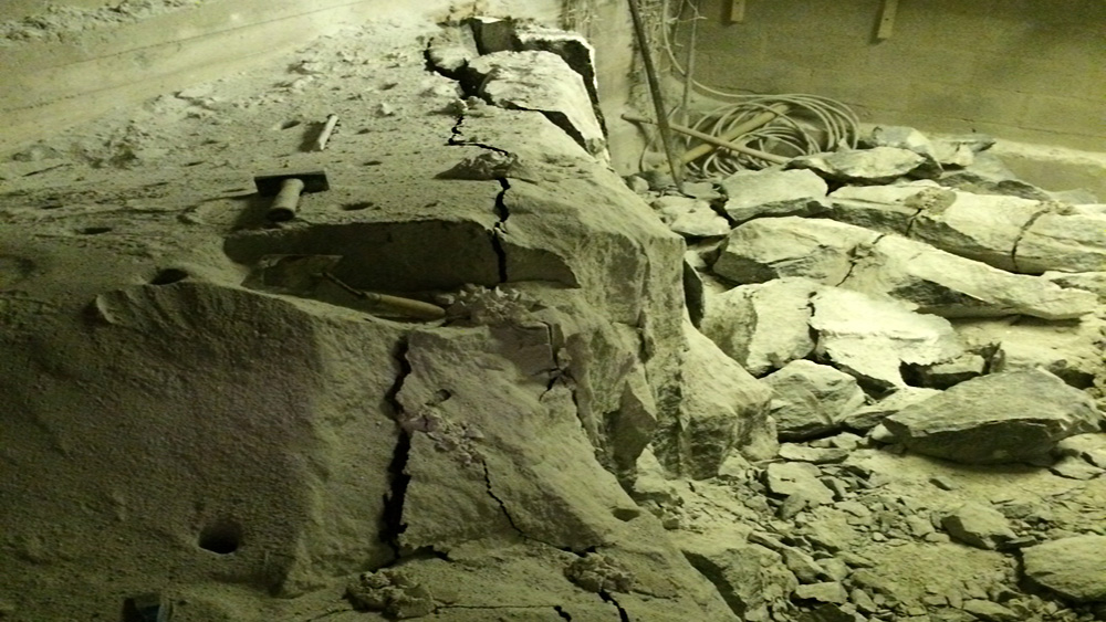 VÄSTRA FRÖLUNDA: Rozsadzanie i kruszenie skał w celu obniżenia poziomu podłogi w piwnicy