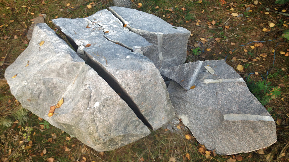 Klyvning av granit stenblock