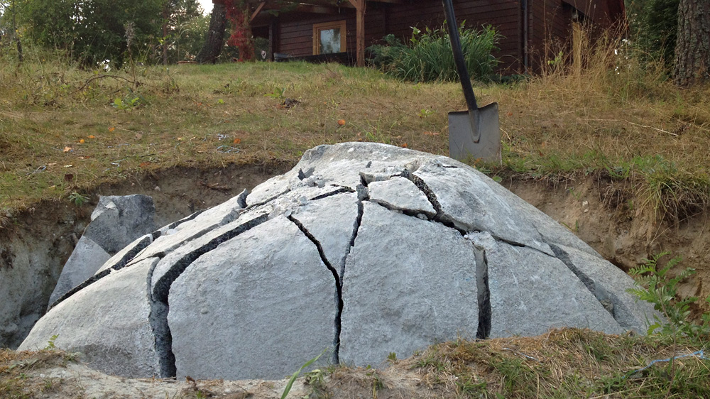 KOŚCIERZYNA: Breaking hard, granite rock - boulder