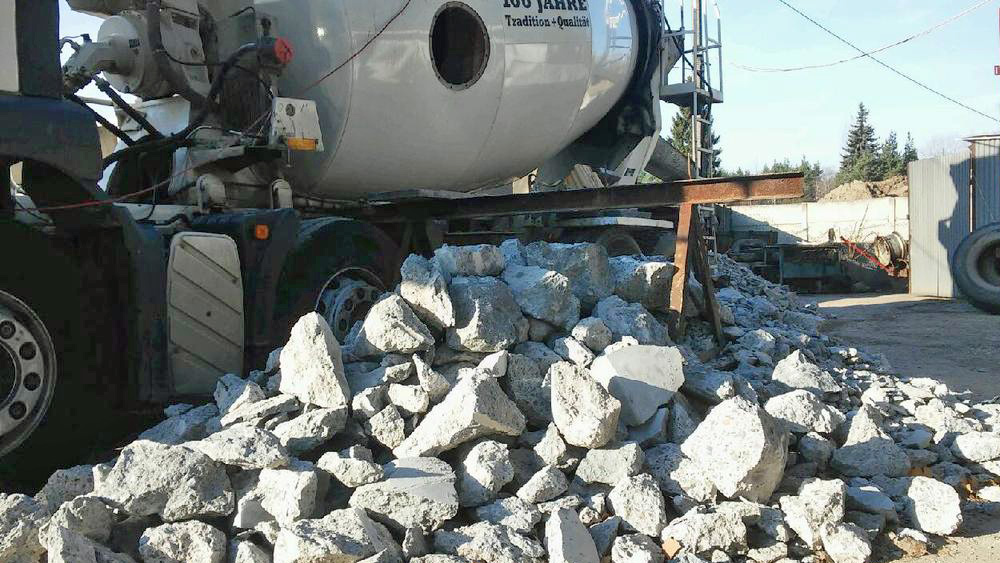 KATOWICE: Breaking up and removal of concrete from a concrete mixer truck
